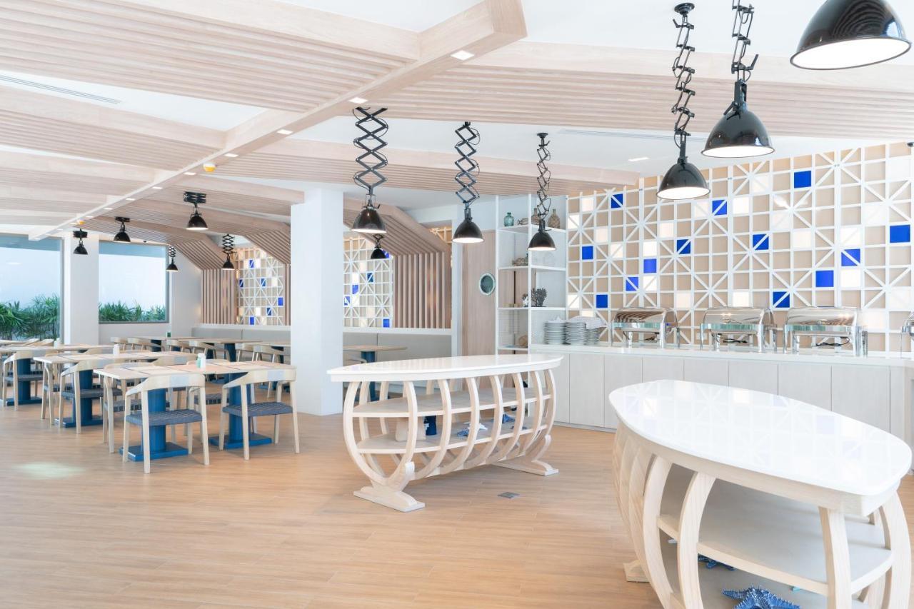 Panwaburi Beachfront Resort - Sha Extra Plus Esterno foto The interior of the restaurant
